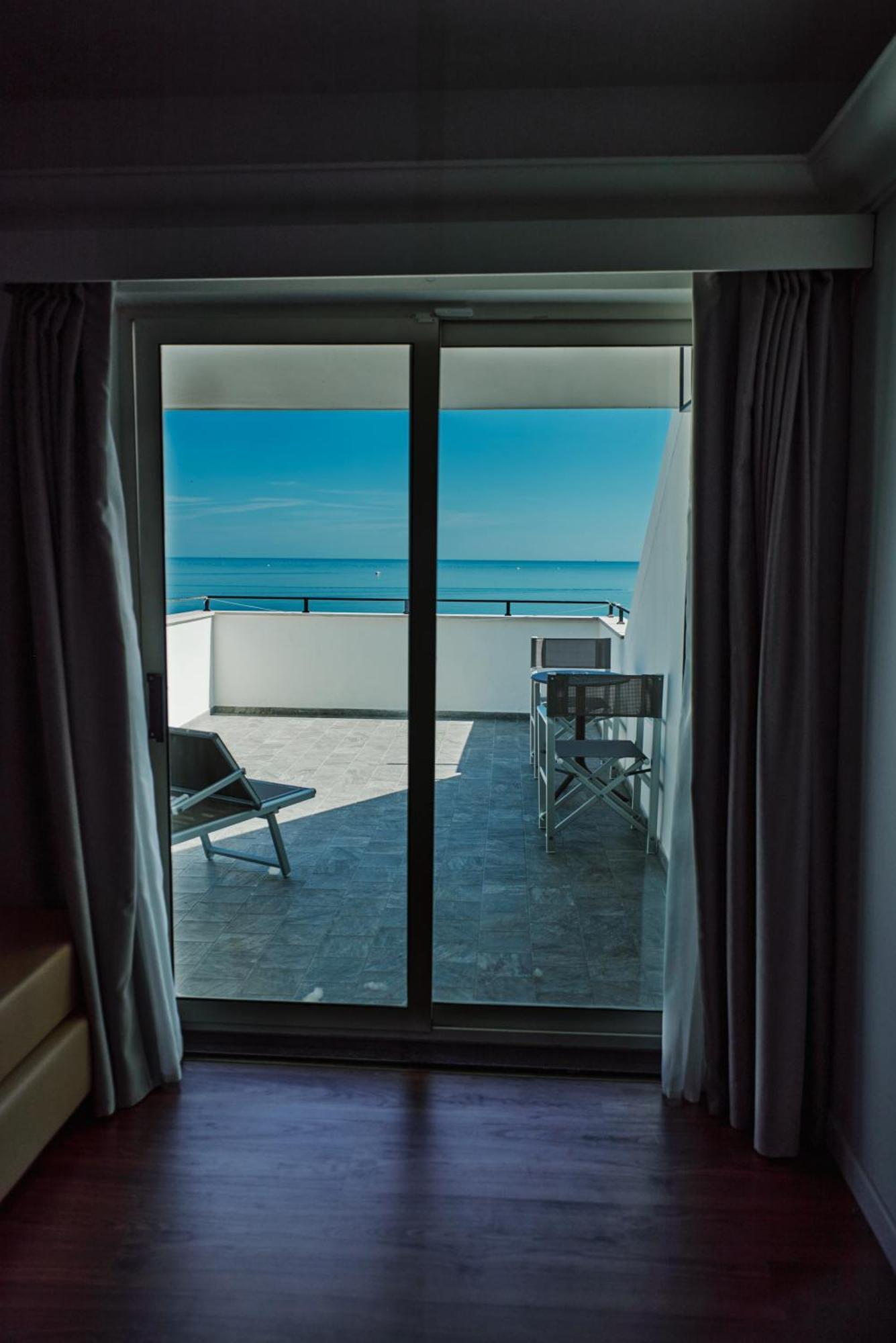 Hotel Negresco Cattolica Exteriör bild