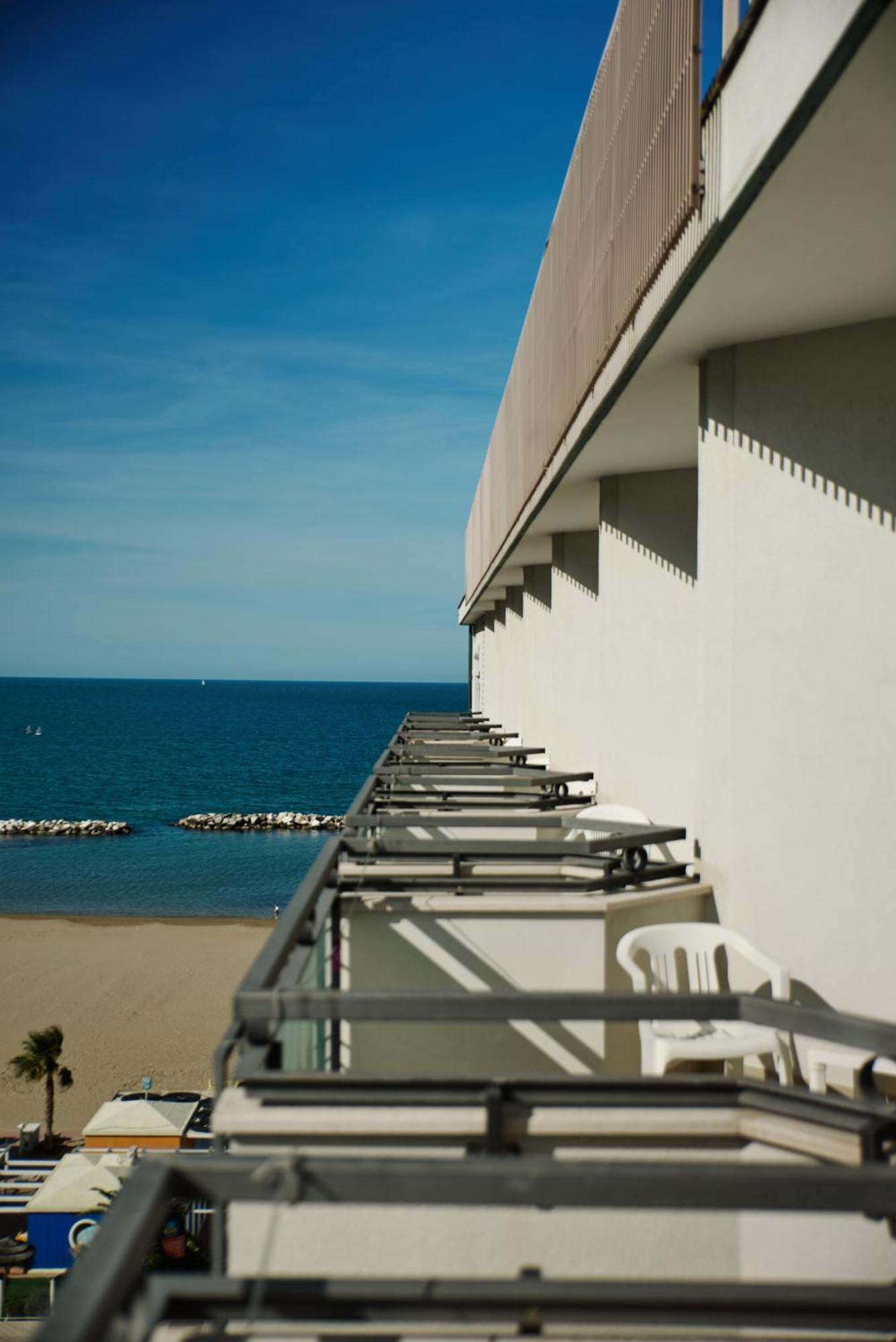 Hotel Negresco Cattolica Exteriör bild