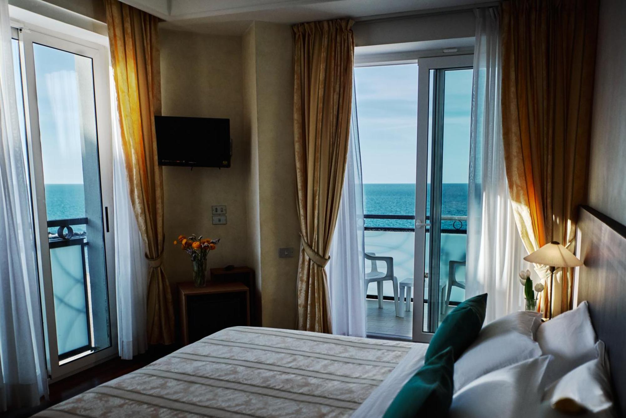 Hotel Negresco Cattolica Exteriör bild
