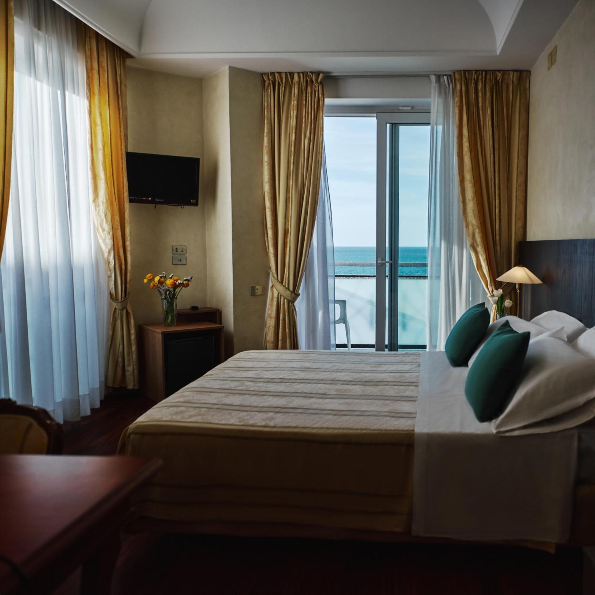 Hotel Negresco Cattolica Exteriör bild