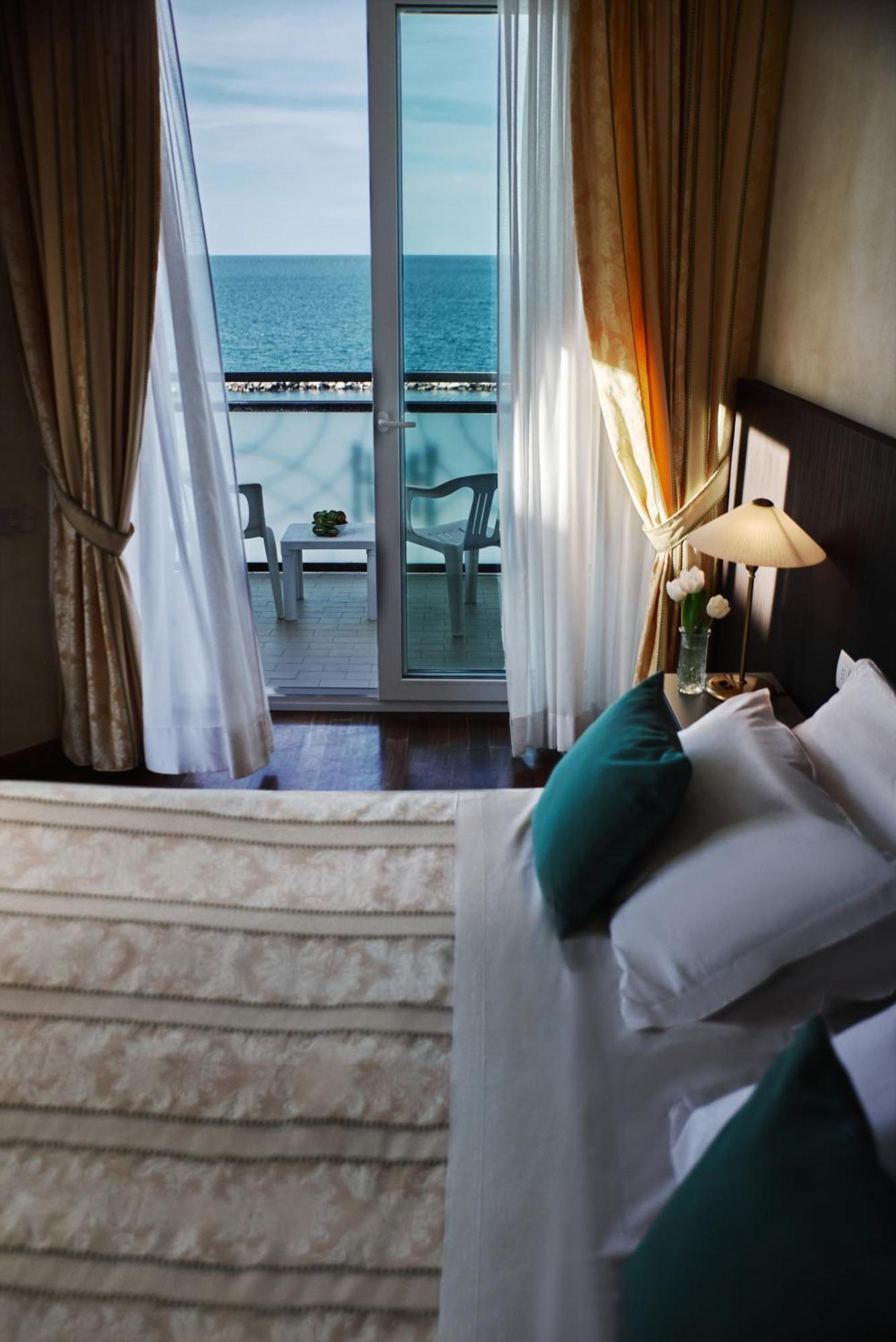 Hotel Negresco Cattolica Exteriör bild