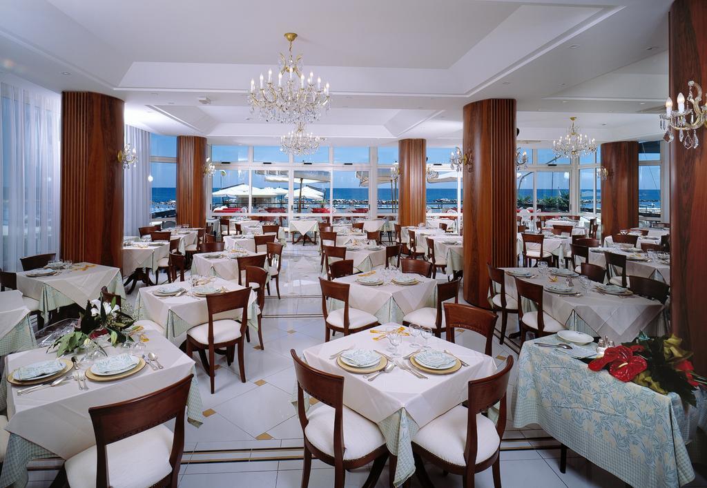 Hotel Negresco Cattolica Exteriör bild
