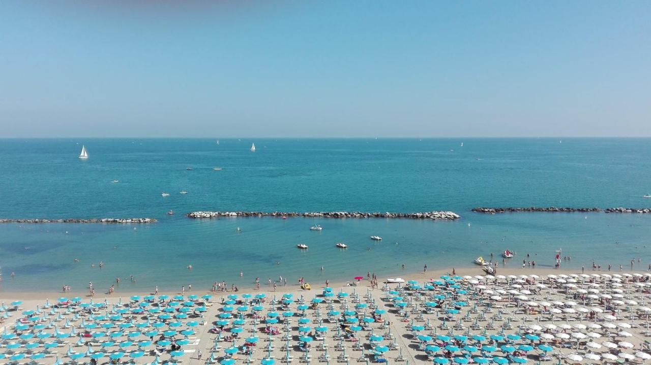 Hotel Negresco Cattolica Exteriör bild