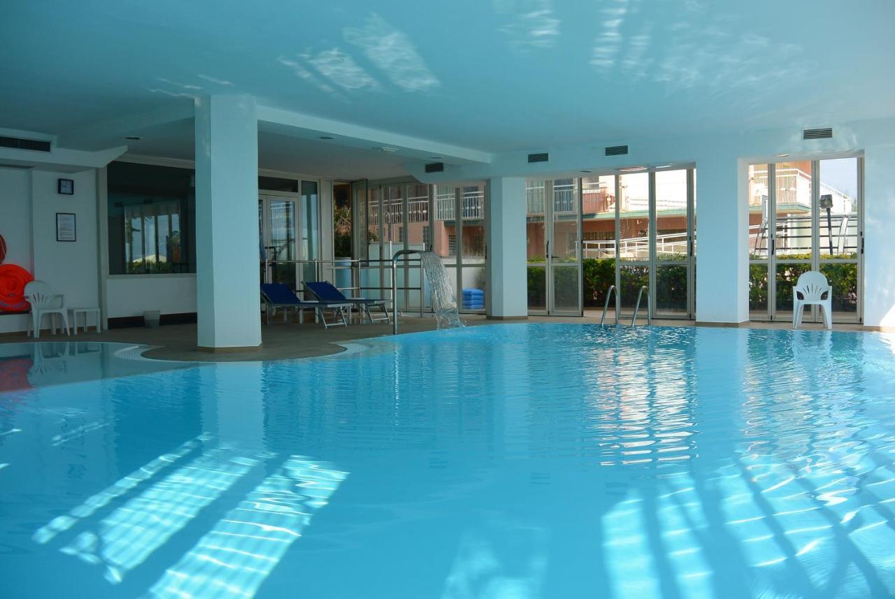 Hotel Negresco Cattolica Exteriör bild